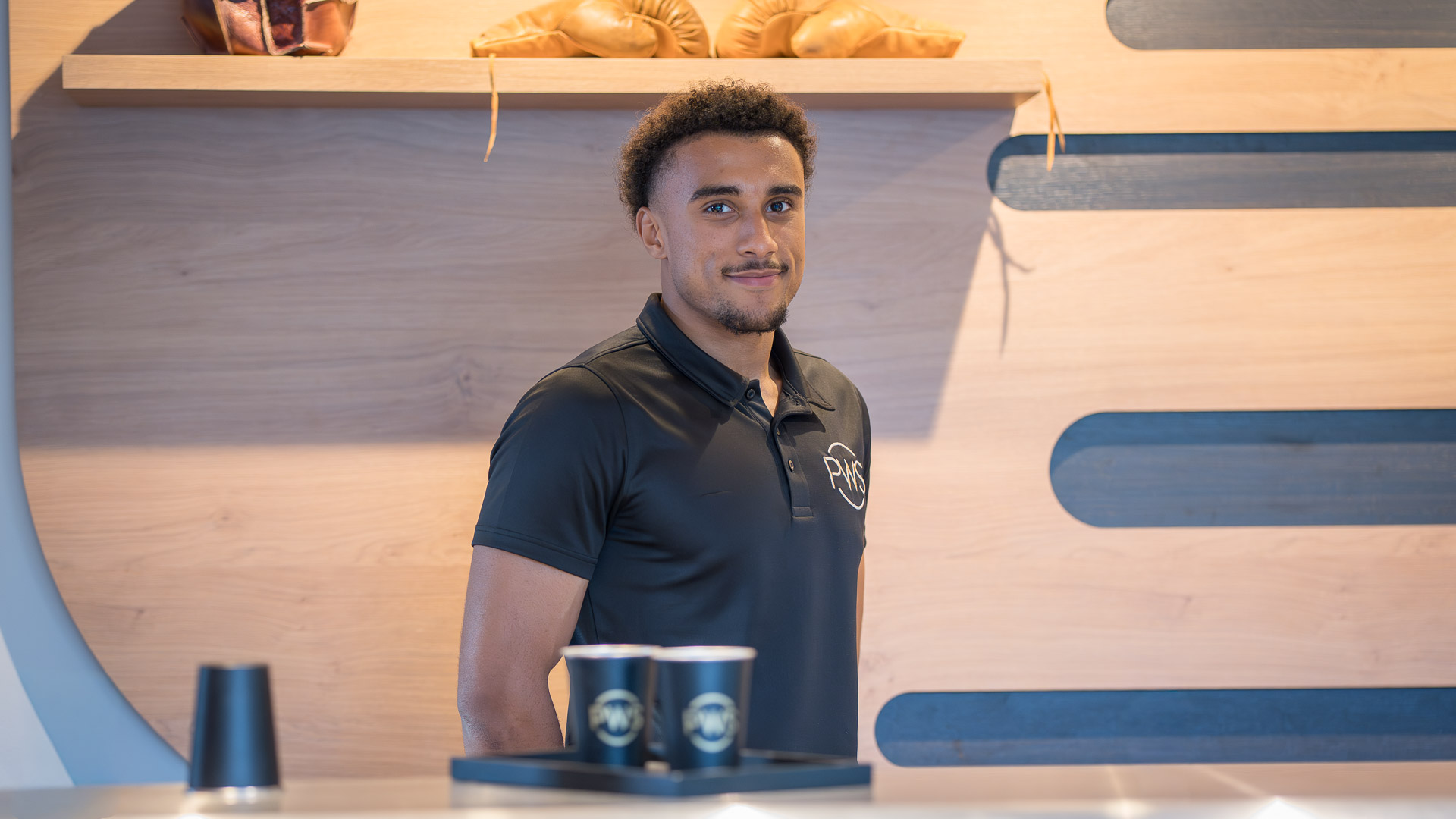 Coach sportif à l'accueil du club de coaching privé PWS Lille