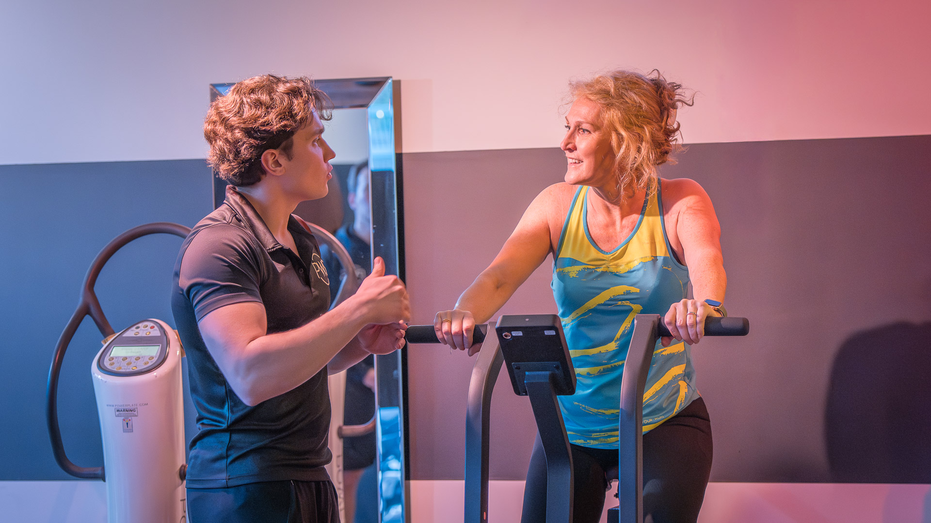 Adhérente et coach sportif PWS Lille pendant une séance de remise en forme